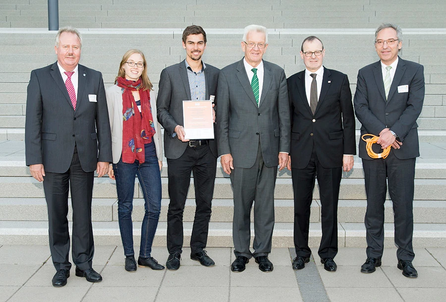 Bürgerwerke eG - Die Preisträger 2021 halten Ihre Auszeichnung in der Hand