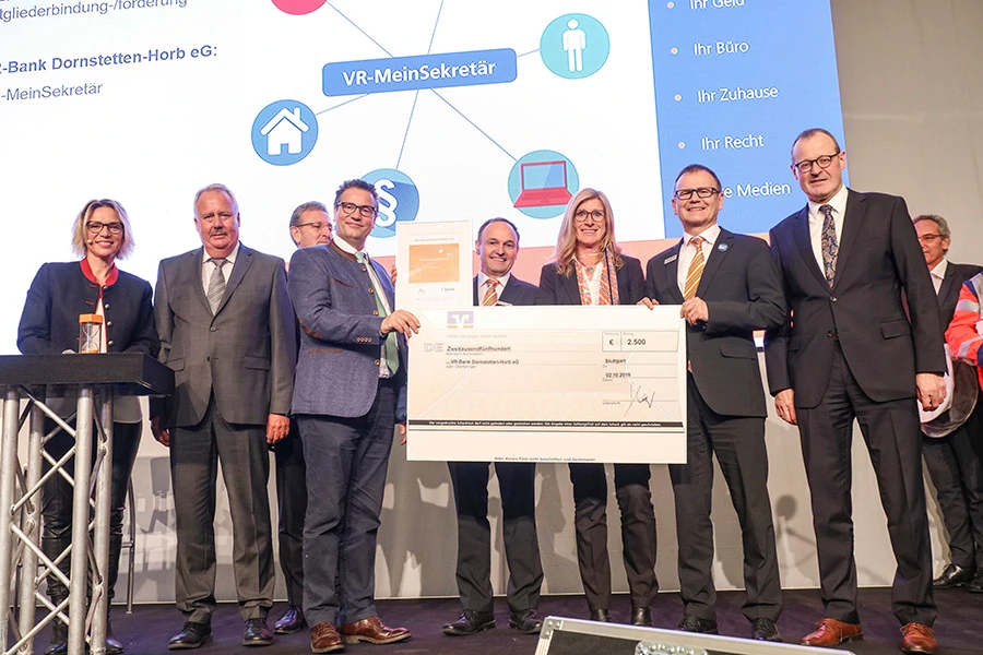 VR-Bank Dornstetten-Horb eG - Die Preisträger 2021 halten Ihre Auszeichnung in der Hand