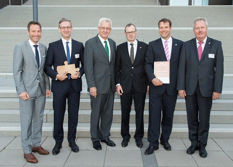 ZEG Zentraleinkauf Holz + Kunststoff eG - Die Preisträger 2021 halten Ihre Auszeichnung in der Hand