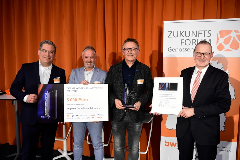 Allgäuer Genussmanufaktur eG - Die Preisträger 2021 halten Ihre Auszeichnung in der Hand