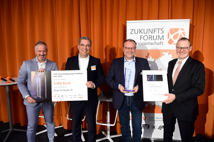 Bürger für Bürger eG - Die Preisträger 2021 halten Ihre Auszeichnung in der Hand